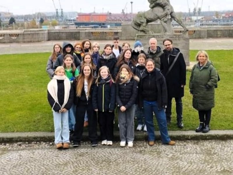 Ein Gruppenbild von ca 25 Personen vor einer grünen Wiese