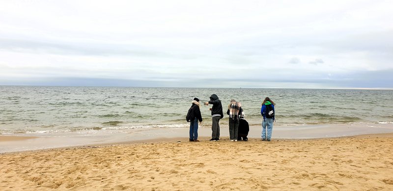 Einige Jugendliche am Meer von hinten